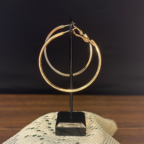 Elegant Gold Tone Hoop Earrings - Picture 3 of 4